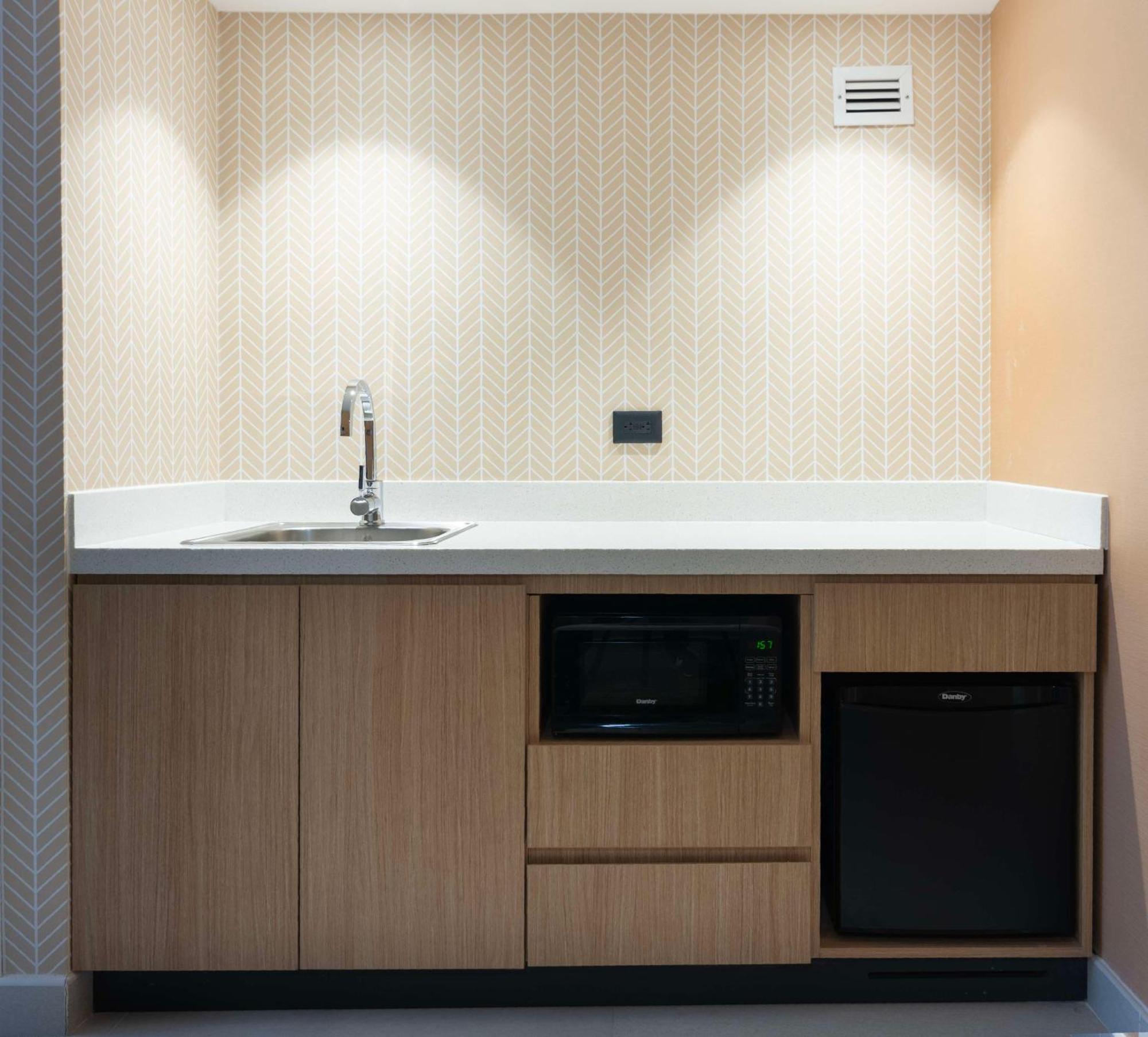Hotel Hampton By Hilton Zona Aeropuerto 4*
